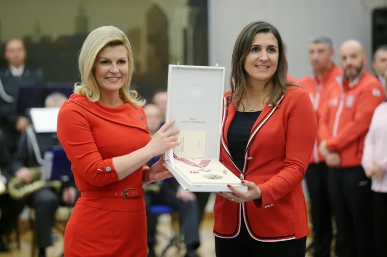 Nakon svečanog dočeka na glavnom zagrebačkom trgu, hrvatski tenisači uputili su se na Pantovčak gdje je osvajače Davis Cupa odlikovala predsjednica Kolinda Grabar-Kitarović.