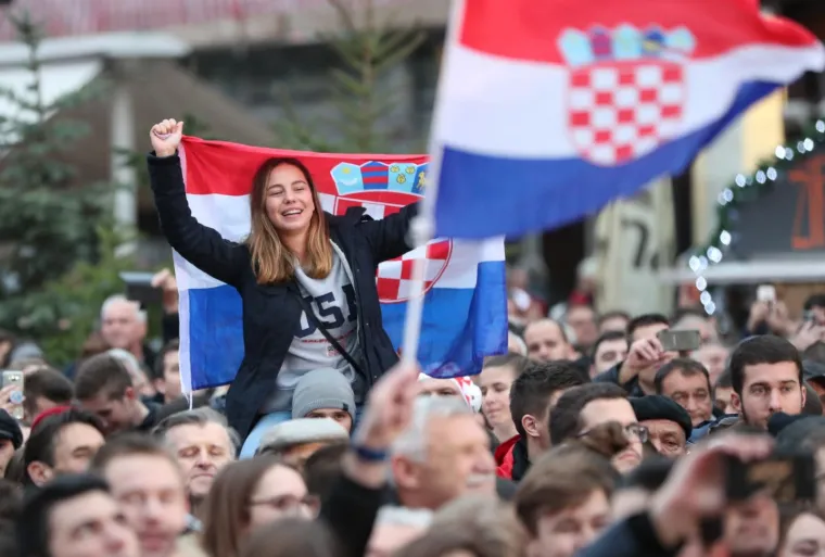 OSVAJAČI DAVIS CUPA PROSLAVILI NASLOV NA TRGU: Pogledajte kako su navijači okupirali centar Zagreba i dočekali heroje