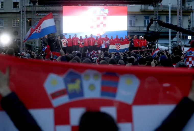 OSVAJAČI DAVIS CUPA PROSLAVILI NASLOV NA TRGU: Pogledajte kako su navijači okupirali centar Zagreba i dočekali heroje