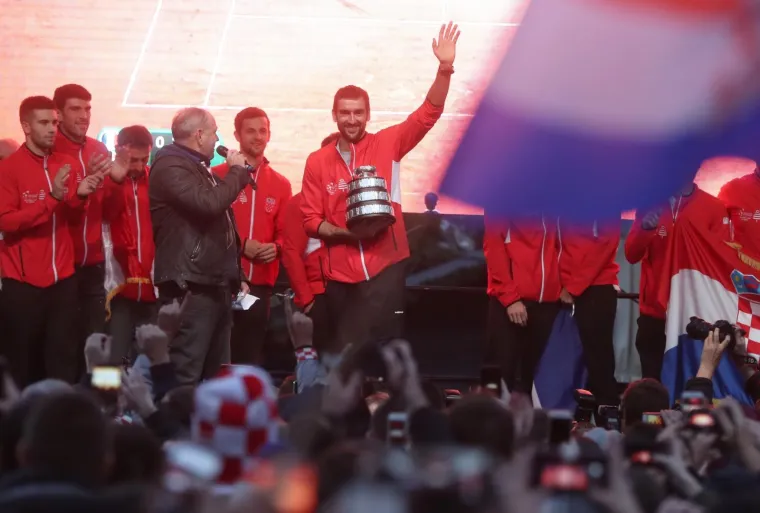 OSVAJAČI DAVIS CUPA PROSLAVILI NASLOV NA TRGU: Pogledajte kako su navijači okupirali centar Zagreba i dočekali heroje
