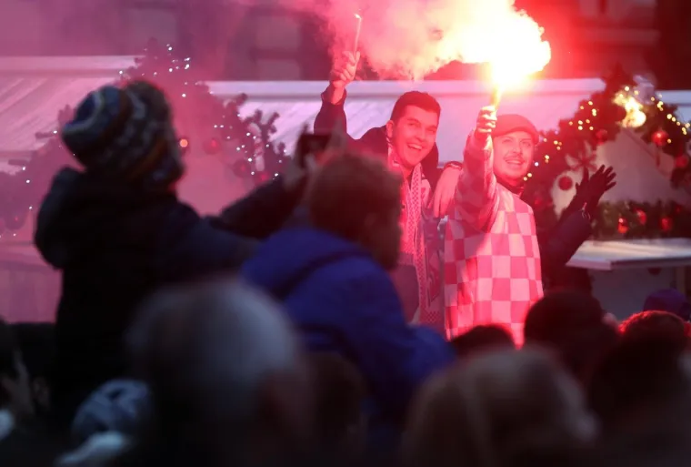 OSVAJAČI DAVIS CUPA PROSLAVILI NASLOV NA TRGU: Pogledajte kako su navijači okupirali centar Zagreba i dočekali heroje