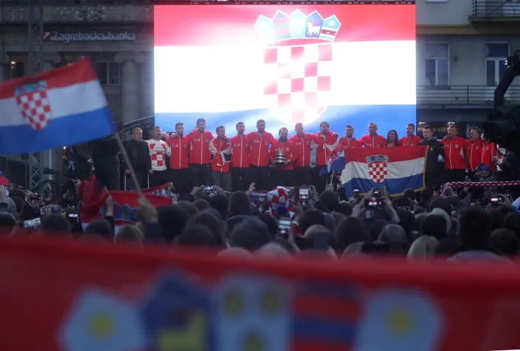 OSVAJAČI DAVIS CUPA PROSLAVILI NASLOV NA TRGU: Pogledajte kako su navijači okupirali centar Zagreba i dočekali heroje