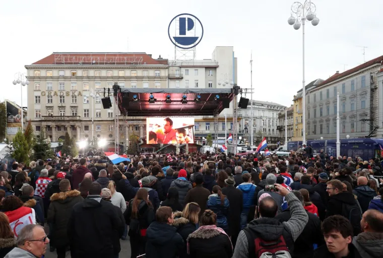 OSVAJAČI DAVIS CUPA PROSLAVILI NASLOV NA TRGU: Pogledajte kako su navijači okupirali centar Zagreba i dočekali heroje