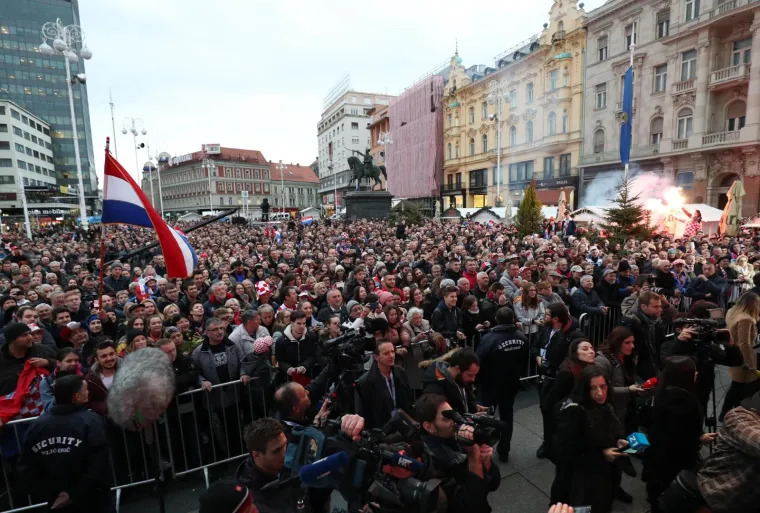 OSVAJAČI DAVIS CUPA PROSLAVILI NASLOV NA TRGU: Pogledajte kako su navijači okupirali centar Zagreba i dočekali heroje