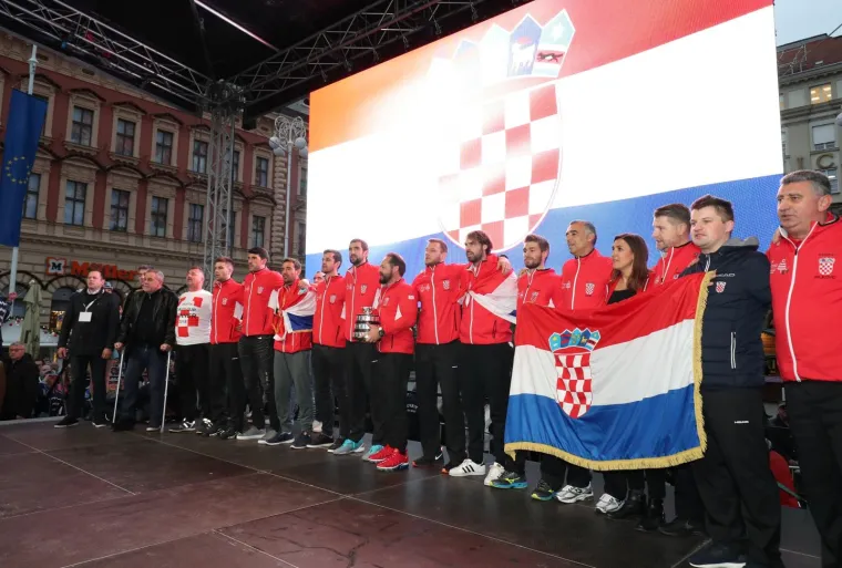 OSVAJAČI DAVIS CUPA PROSLAVILI NASLOV NA TRGU: Pogledajte kako su navijači okupirali centar Zagreba i dočekali heroje