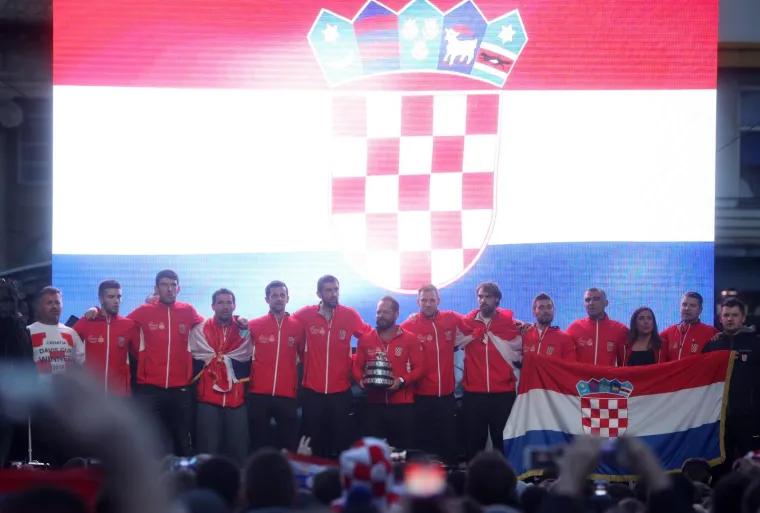 OSVAJAČI DAVIS CUPA PROSLAVILI NASLOV NA TRGU: Pogledajte kako su navijači okupirali centar Zagreba i dočekali heroje