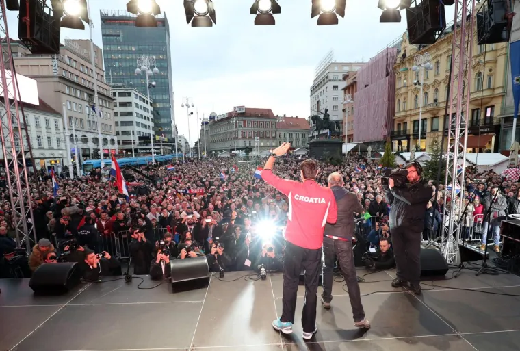OSVAJAČI DAVIS CUPA PROSLAVILI NASLOV NA TRGU: Pogledajte kako su navijači okupirali centar Zagreba i dočekali heroje