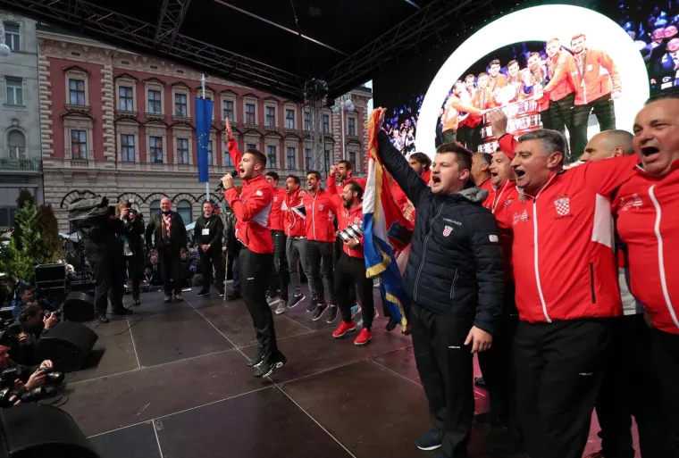 OSVAJAČI DAVIS CUPA PROSLAVILI NASLOV NA TRGU: Pogledajte kako su navijači okupirali centar Zagreba i dočekali heroje