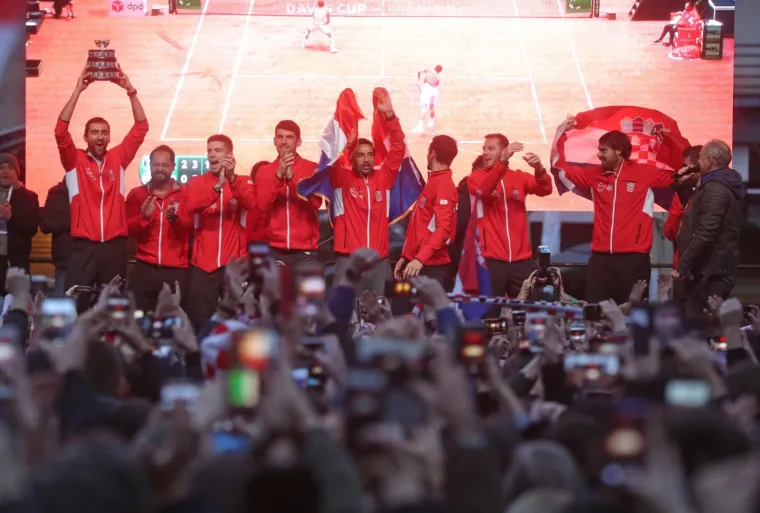 OSVAJAČI DAVIS CUPA PROSLAVILI NASLOV NA TRGU: Pogledajte kako su navijači okupirali centar Zagreba i dočekali heroje