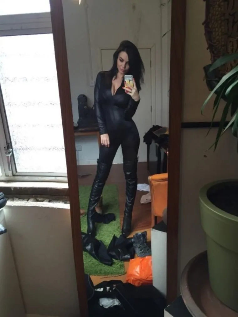 ČISTA PROVOKACIJA: Tako dobro popunjavaju kožne hlače da je pitanje kako uopće hodaju