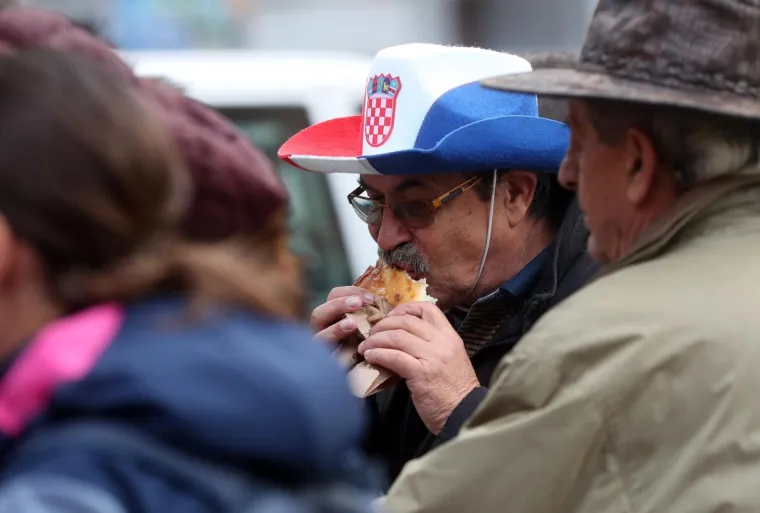 SVE VEĆI BROJ NAVIJAČA PRISTIŽE U CENTAR ZAGREBA: Bacite pogled Trg prije samog dolaska svjetskih prvaka