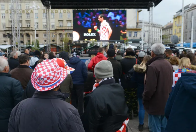 SVE VEĆI BROJ NAVIJAČA PRISTIŽE U CENTAR ZAGREBA: Bacite pogled Trg prije samog dolaska svjetskih prvaka