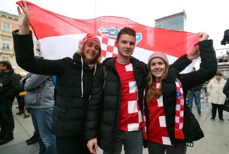 SVE VEĆI BROJ NAVIJAČA PRISTIŽE U CENTAR ZAGREBA: Bacite pogled Trg prije samog dolaska svjetskih prvaka