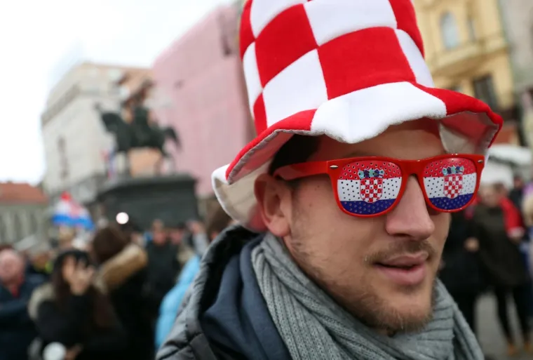 SVE VEĆI BROJ NAVIJAČA PRISTIŽE U CENTAR ZAGREBA: Bacite pogled Trg prije samog dolaska svjetskih prvaka
