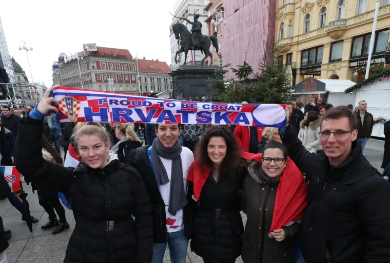 SVE VEĆI BROJ NAVIJAČA PRISTIŽE U CENTAR ZAGREBA: Bacite pogled Trg prije samog dolaska svjetskih prvaka