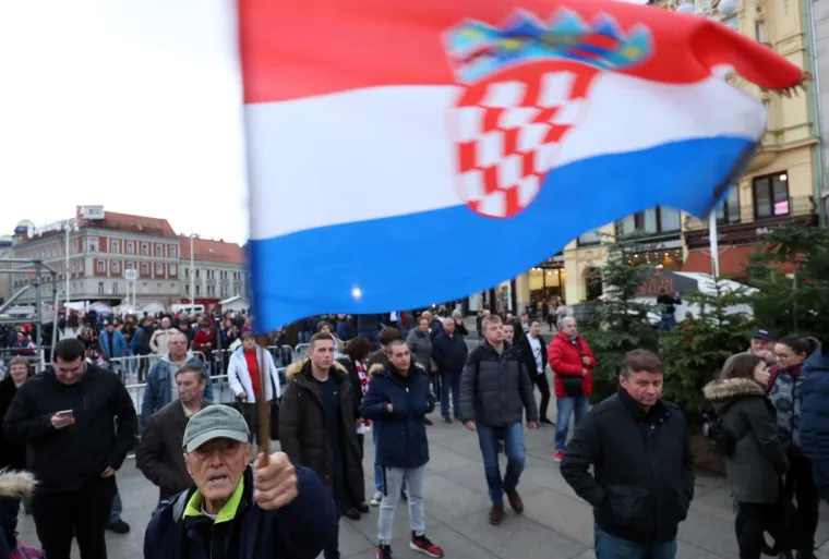 SVE VEĆI BROJ NAVIJAČA PRISTIŽE U CENTAR ZAGREBA: Bacite pogled Trg prije samog dolaska svjetskih prvaka