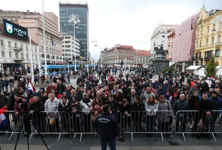 SVE VEĆI BROJ NAVIJAČA PRISTIŽE U CENTAR ZAGREBA: Bacite pogled Trg prije samog dolaska svjetskih prvaka