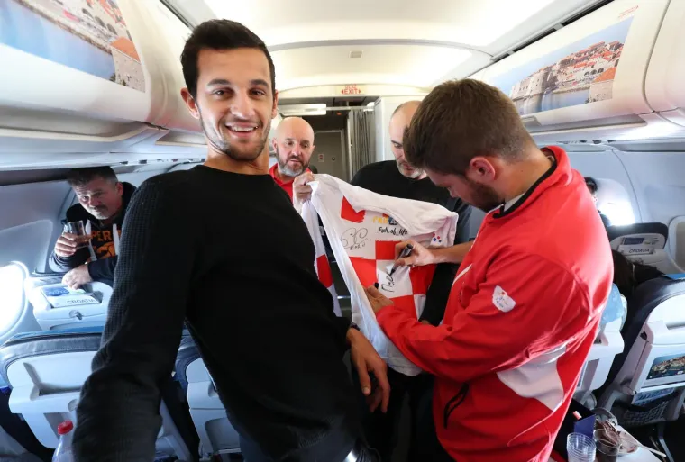 TENISAČI SU SE DOBRO ZABAVILI NA PUTU PREMA ZAGREBU: Stigle i fotografije iz zrakoplova