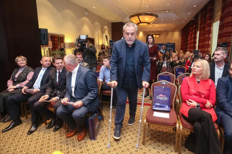 Ne pazi na svoj slomljeni gležanj: Za rođendan bez &scaron;taka, a danas opet s njima pod rukom