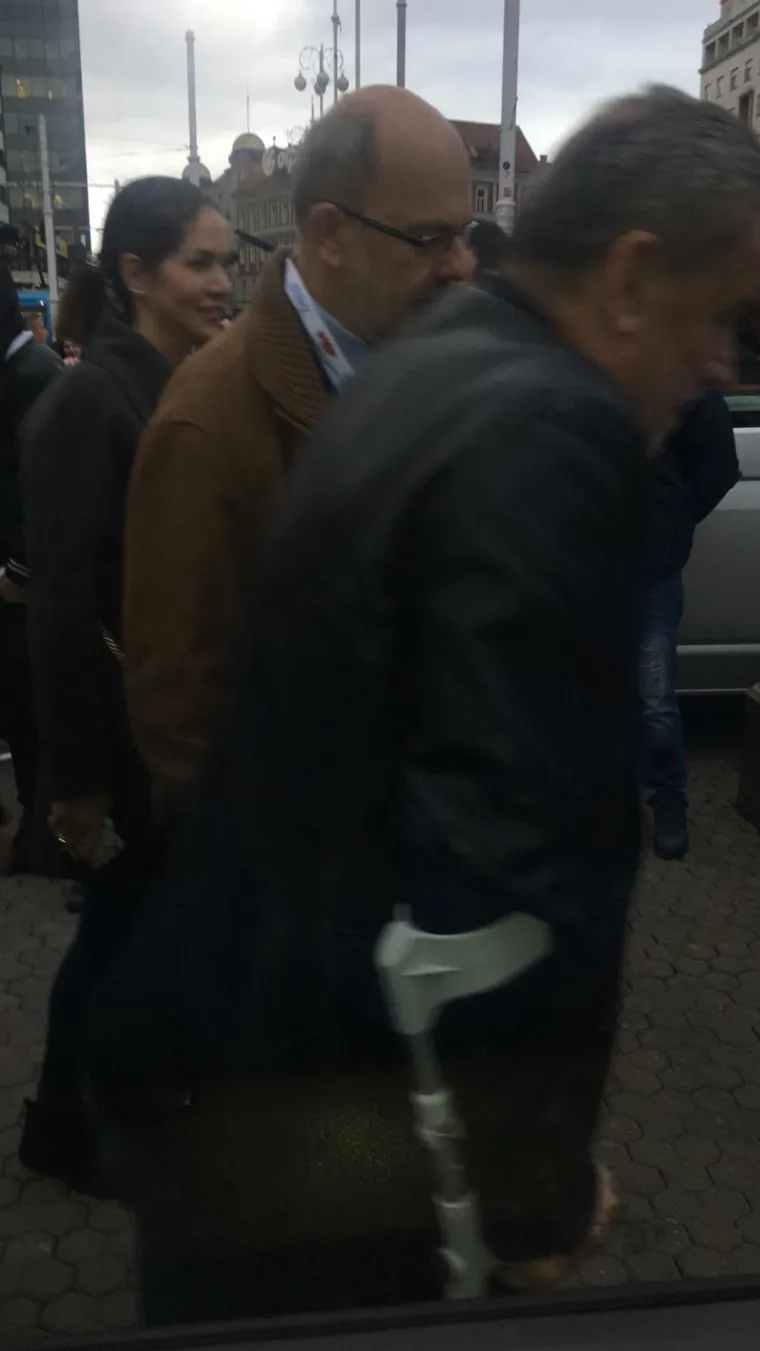 Ne pazi na svoj slomljeni gležanj: Za rođendan bez &scaron;taka, a danas opet s njima pod rukom