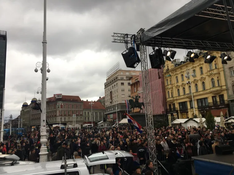 Čilić, Krajan i dru&scaron;tvo sletjeli u Zagreb: Na Trgu ih dočekalo nekoliko tisuća navijača!