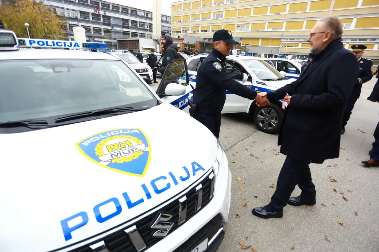 U dvori&scaron;tu policijske akademije održana je primopredaja vozila nabavljenih iz projekta Nabava terenskih vozila za nadzor granice.