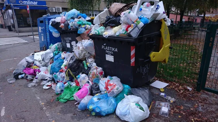 Kontejneri puni smeća