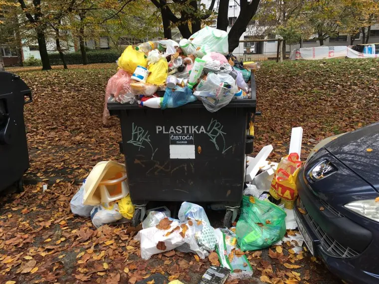 Kontejneri prepuni smeća u Zagrebu