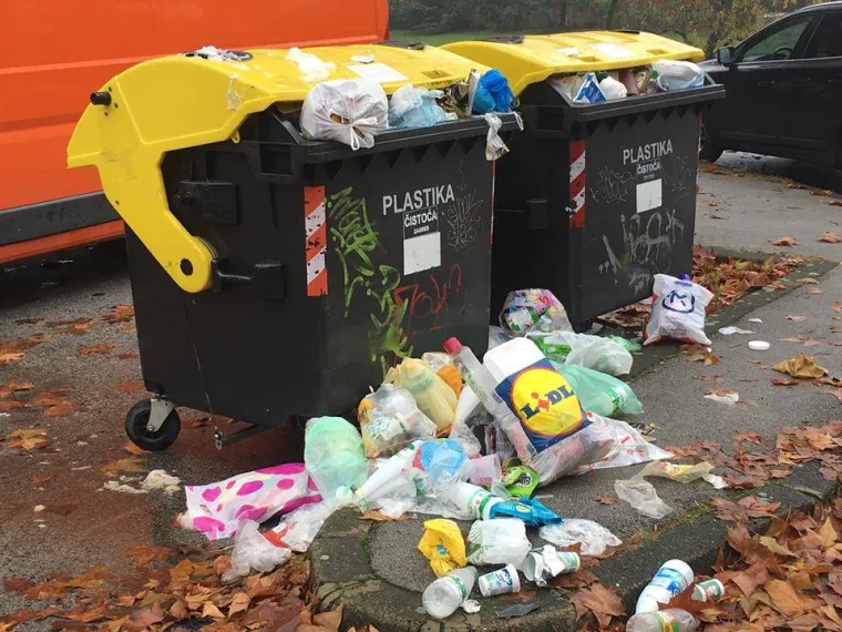 Kontejneri prepuni smeća u Zagrebu
