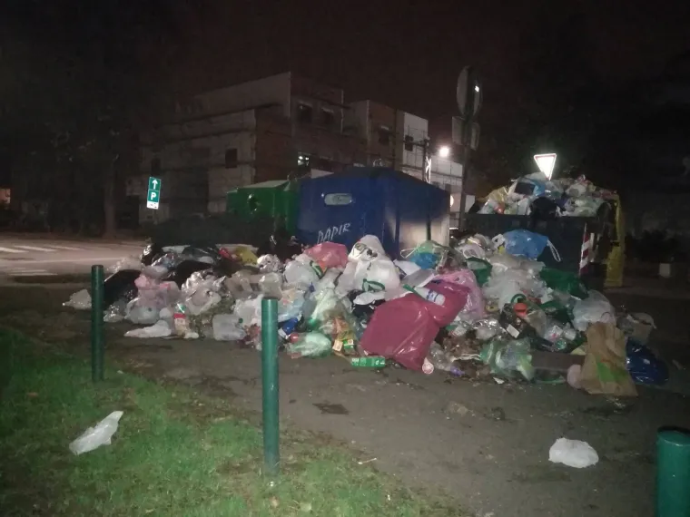 Kontejneri prepuni smeća