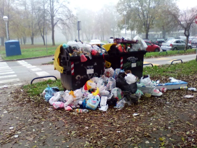 Kontejneri prepuni smeća