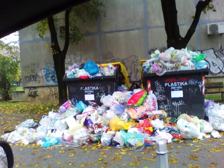 Kontejneri prepuni smeća