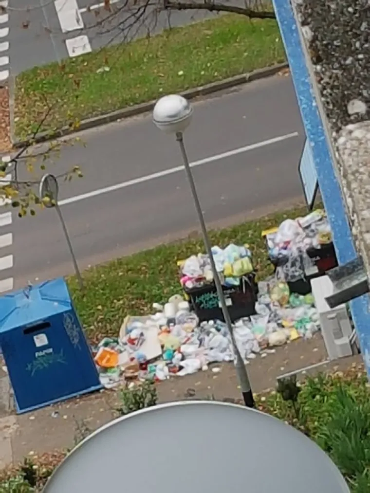 Kontejneri puni smeća