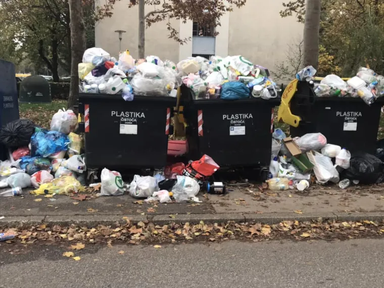 Kontejneri puni smeća