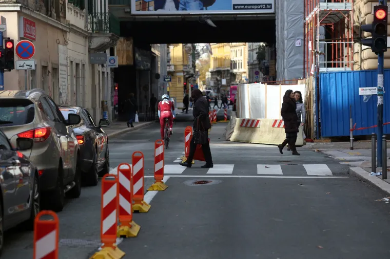 Brzina na hrvatski način: Bilo je potrebno pet dana sa se u Rijeci ukloni uru&scaron;ena skela i otvori promet