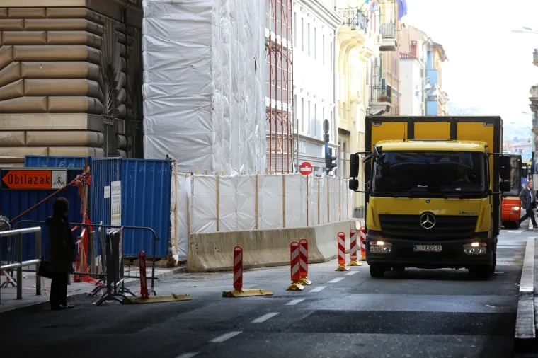 Brzina na hrvatski način: Bilo je potrebno pet dana sa se u Rijeci ukloni uru&scaron;ena skela i otvori promet