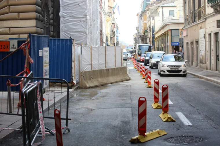 Brzina na hrvatski način: Bilo je potrebno pet dana sa se u Rijeci ukloni uru&scaron;ena skela i otvori promet