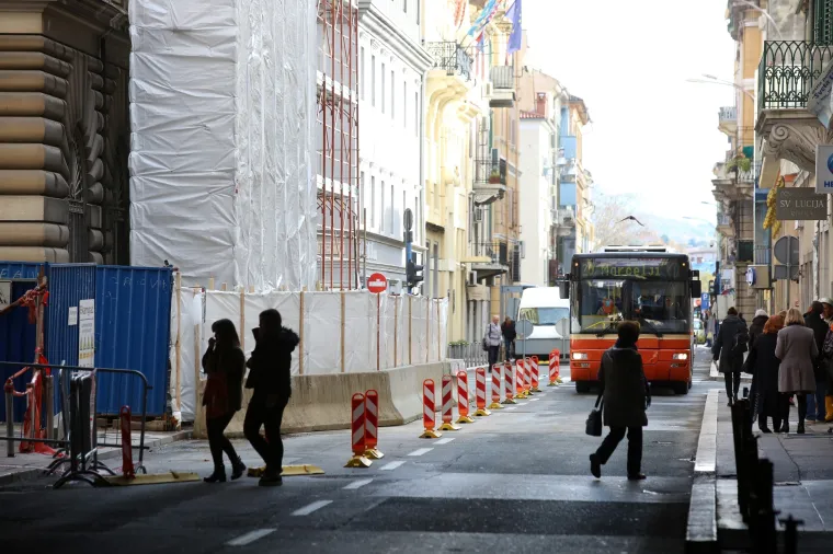 Brzina na hrvatski način: Bilo je potrebno pet dana sa se u Rijeci ukloni uru&scaron;ena skela i otvori promet