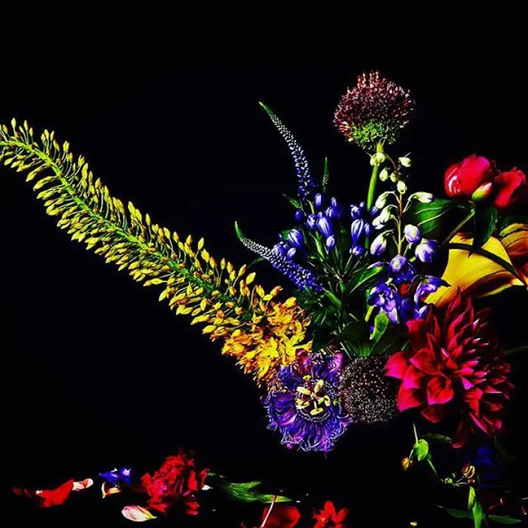 Azuma Makoto vrhunski je umjetnik koji svakodnevno radi s cvijećem