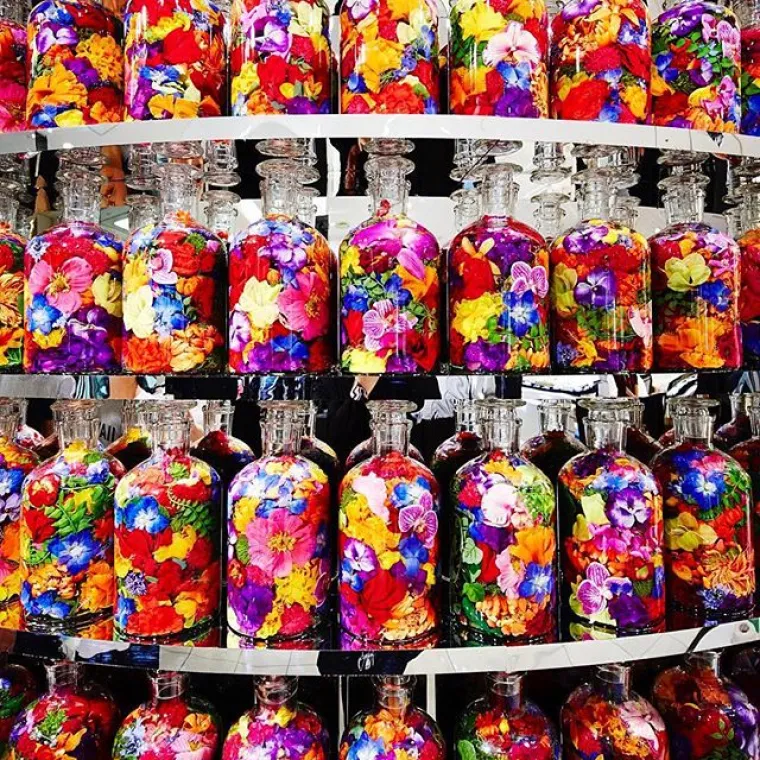 Azuma Makoto vrhunski je umjetnik koji svakodnevno radi s cvijećem