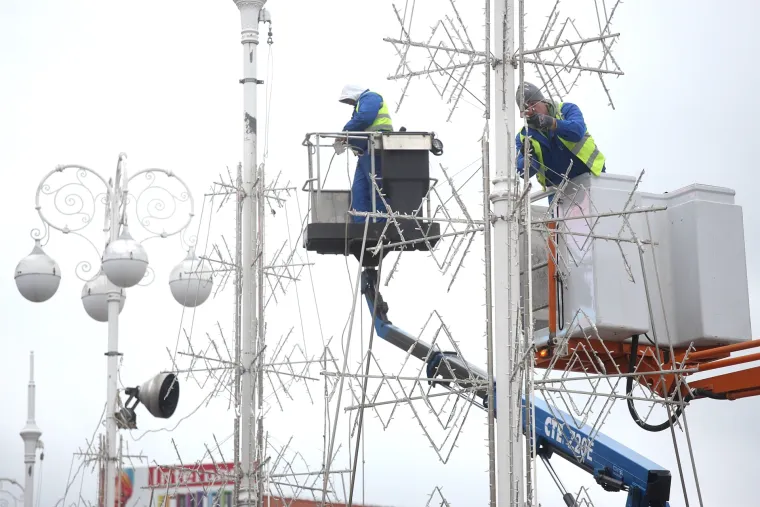 Zavr&scaron;no '&scaron;minkanje' sredi&scaron;ta grada za Advent: Radnici ubrzano ukra&scaron;avaju Trg bana Josipa Jelačića