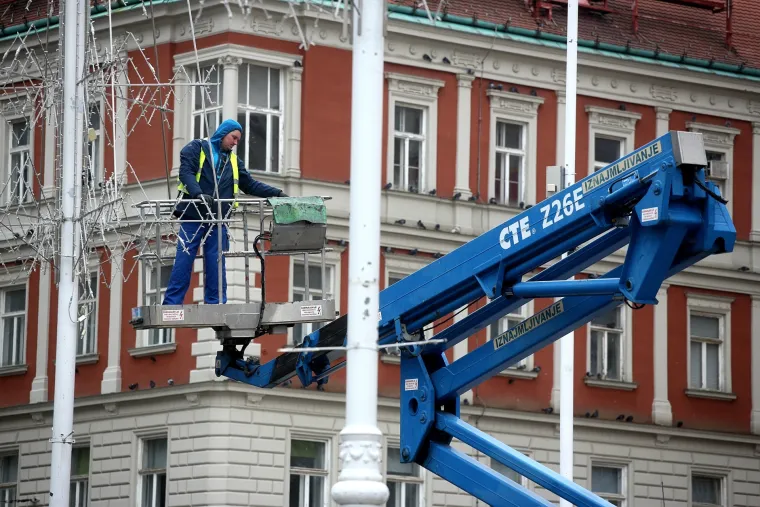 Zavr&scaron;no '&scaron;minkanje' sredi&scaron;ta grada za Advent: Radnici ubrzano ukra&scaron;avaju Trg bana Josipa Jelačića