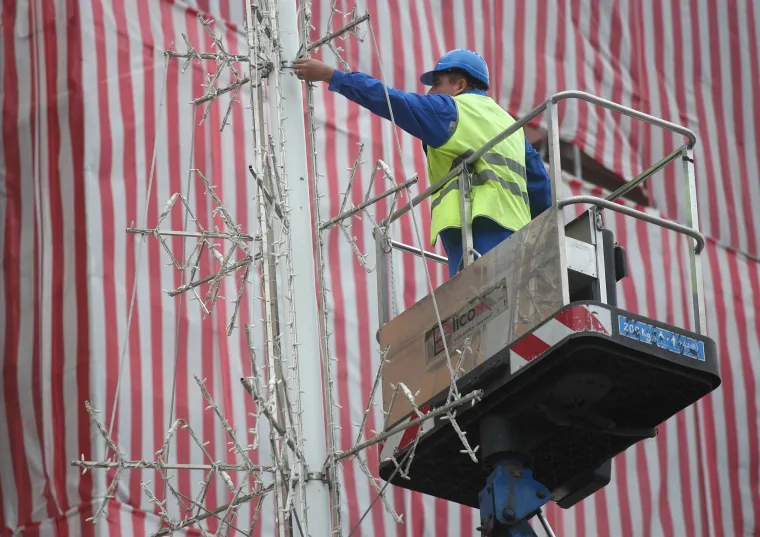 Zavr&scaron;no '&scaron;minkanje' sredi&scaron;ta grada za Advent: Radnici ubrzano ukra&scaron;avaju Trg bana Josipa Jelačića