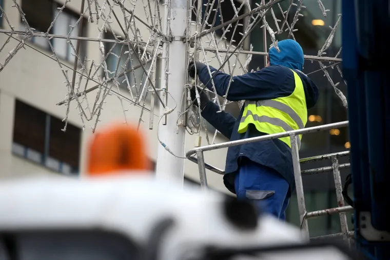 Zavr&scaron;no '&scaron;minkanje' sredi&scaron;ta grada za Advent: Radnici ubrzano ukra&scaron;avaju Trg bana Josipa Jelačića