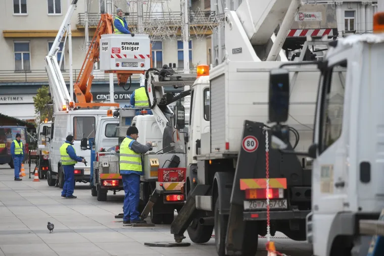 Zavr&scaron;no '&scaron;minkanje' sredi&scaron;ta grada za Advent: Radnici ubrzano ukra&scaron;avaju Trg bana Josipa Jelačića