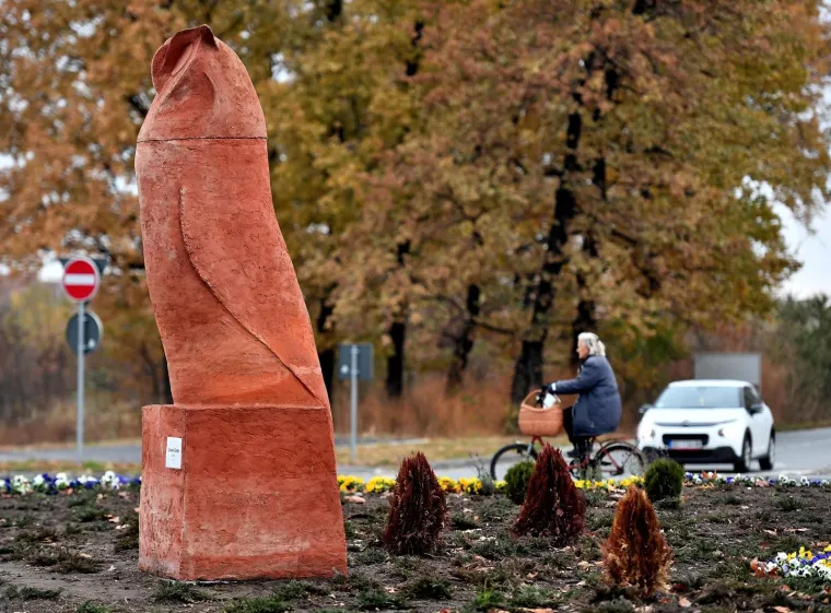 Spomenik sovi koji je izazavao komentare bit će uklonjen, a u tijeku je izrada novog.