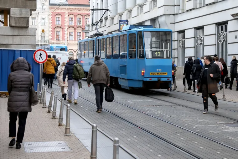 Gužva u sredi&scaron;tu Zagreba: Građani primorani pje&scaron;ačiti zbog zastoja tramvaja koji su ostali bez struje