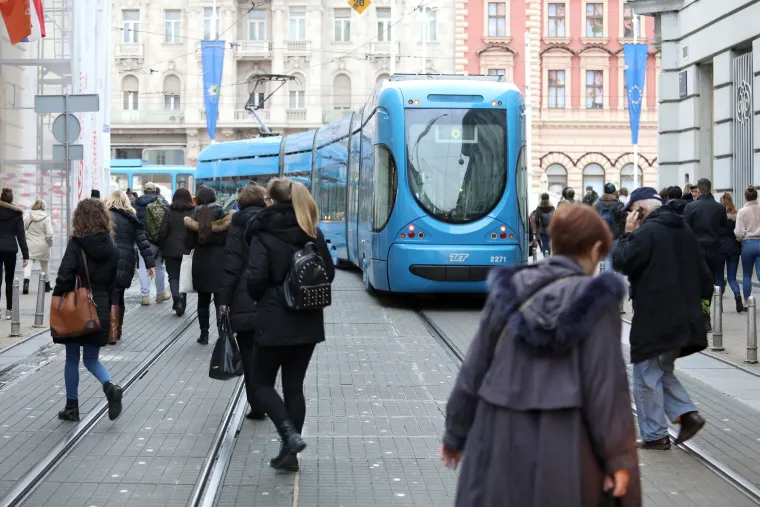 Gužva u sredi&scaron;tu Zagreba: Građani primorani pje&scaron;ačiti zbog zastoja tramvaja koji su ostali bez struje