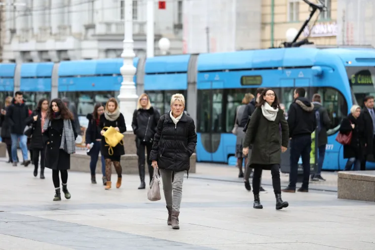 Gužva u sredi&scaron;tu Zagreba: Građani primorani pje&scaron;ačiti zbog zastoja tramvaja koji su ostali bez struje