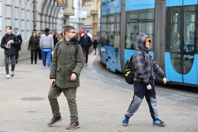 Gužva u sredi&scaron;tu Zagreba: Građani primorani pje&scaron;ačiti zbog zastoja tramvaja koji su ostali bez struje